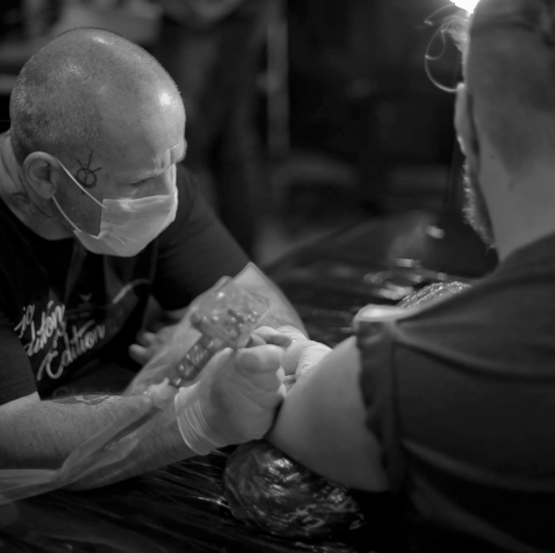 Jibu Tattoo durante uma sessão de tatuagem